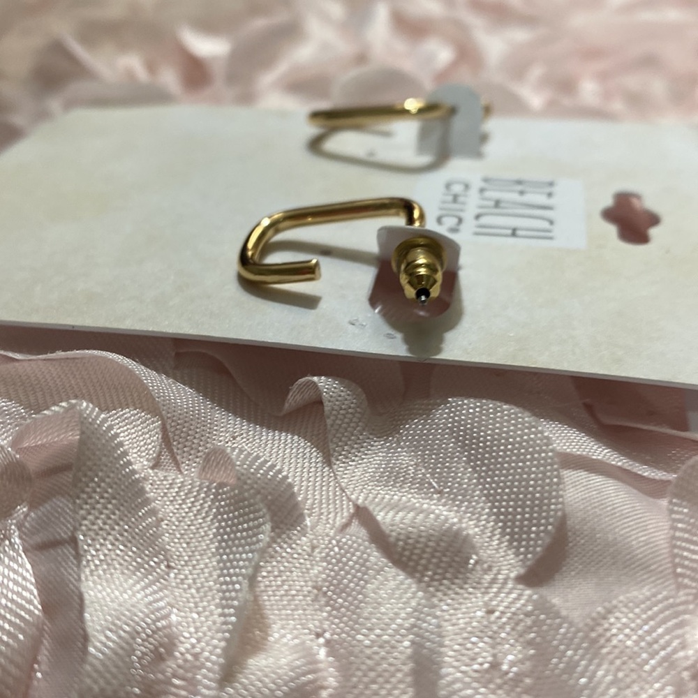 NWOT Beach Chic Gold Tone Geometric Hoop Earrings! - Picture 3 of 3